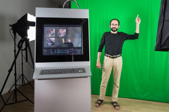 Florian Gallego réalise une capsule vidéo dans le studio du Centre de Ressources pédagogiques.