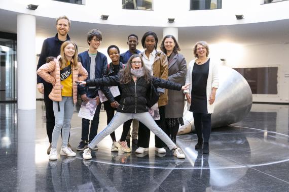 Le mercredi 27 novembre, Pénéloppe (9 ans), Romain (12 ans), Clémence (13 ans), Shaka (14 ans), Shaza (17 ans) et Lola (19 ans) ont rencontré la ministre de l’Enfance. Au nom des 136 enfants qui ont pris part à l’enquête qualitative du dispositif Nos droi