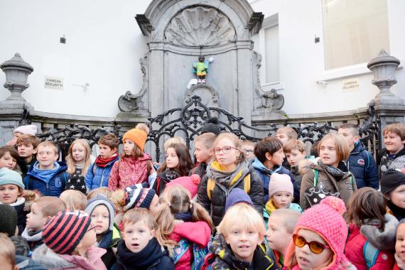 Le 19 novembre, Journée mondiale des toilettes, des écoliers de Cortil-Wodon sont venus témoigner et assister à la remise du costume au Manneken Pis.