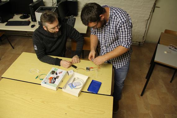 Damien Schmit (à droite) et un collègue ouvrent un kit micro:bit.