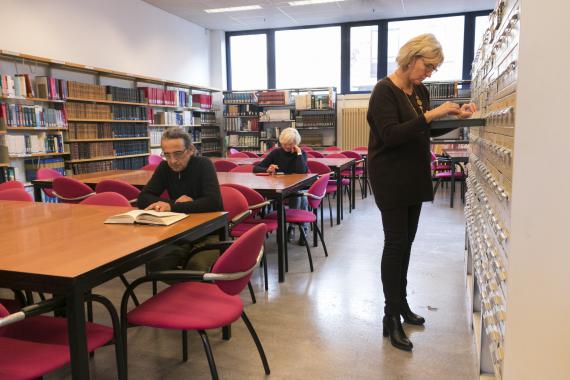 Une bibliothèque à vocation multidisciplinaire, de conservation et de prêt.