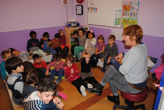 C’est l’heure du conte, pour cette classe de 2e-3e maternelle à l’École Claire Joie.