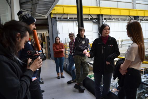 Océane, élève au Cefa Don Bosco de Huy, en plein interview chez Alstom.ers avec le youtubeur Abdel en Vrai