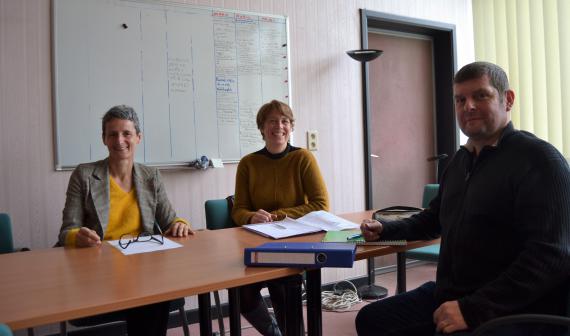 Cécile Geudvert, préfète, avec Nausicaa Minne et Jean-Philippe Wauthier, deux des autres membres de l’équipe de pilotage 