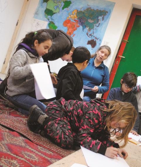 Après l'atelier philo animé par Pascale Lilot, au départ des capsules « Paroles d'enfants d'ici et d'ailleurs », place à une séance de dessin en lien avec le débat.