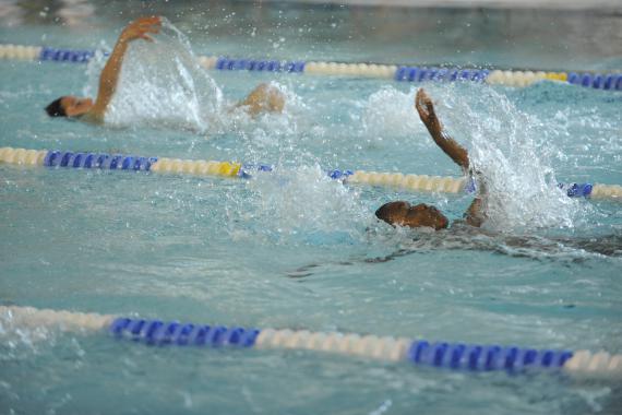 Pour organiser le cours de natation, il faut un accès à une piscine, des moyens (humains et financiers)... et la conviction qu’apprendre à nager est essentiel.