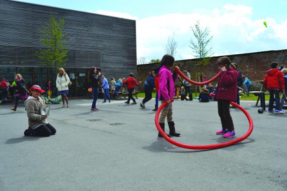 Depuis 2015-2016, l’école communale de Thieusies a mis en place une Récré Jeu t'aime, avec succès.