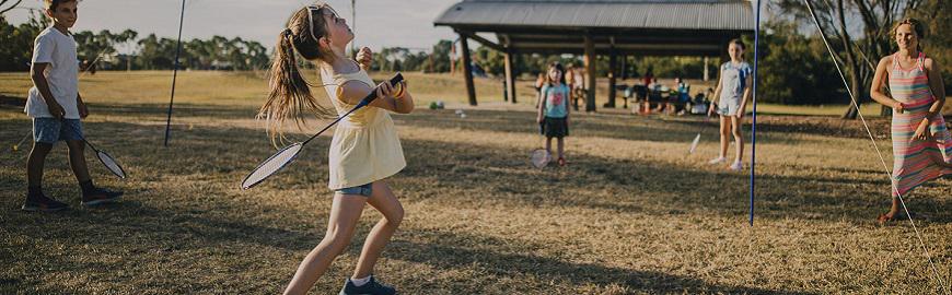 Des enfants jouent au badminton dans le cadre de la semaine européenne du Sport qui met à l'honneur le AirBadminton du 23 au 30 septembre