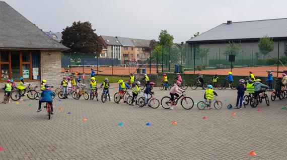 C’est le maitre d’éducation physique qui donne son feu vert pour qu’un élève puisse participer seul au vélobus.