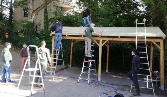 Un carport pour les vélos des élèves : une construction collaborative et durable montée par les parents.