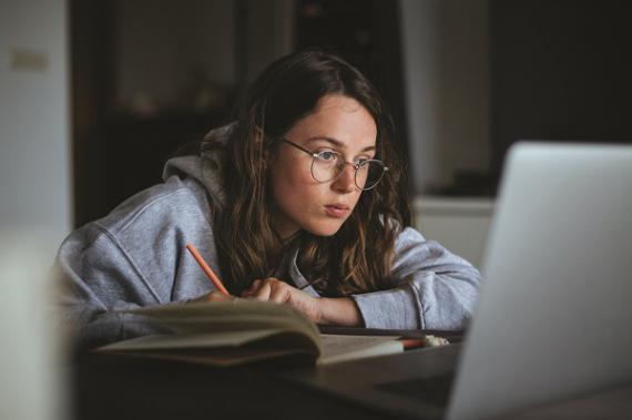 Julie Vanden Eede : « Faire l’EAD demande un investissement énorme de la part du jeune, mais aussi de la part des parents. Sans parler de l’aspect financier. »