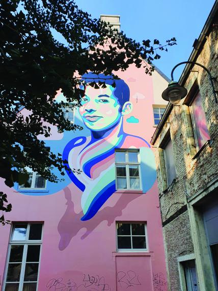 Une fresque commémorative de 80 mètres peinte par la street artiste Anthea Missy se trouve 36 rue Saint-Christophe, à Bruxelles.