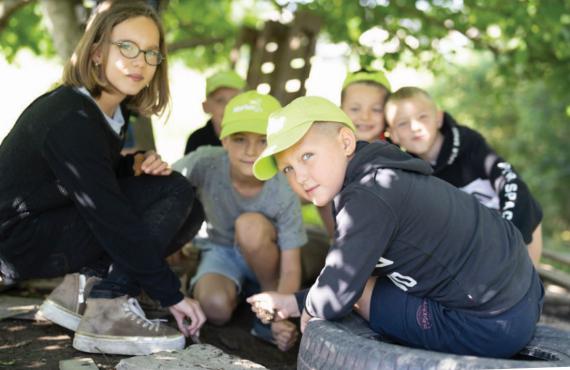 Des enfants de l’école communale de Harsin vivent des ateliers « cinq sens ».