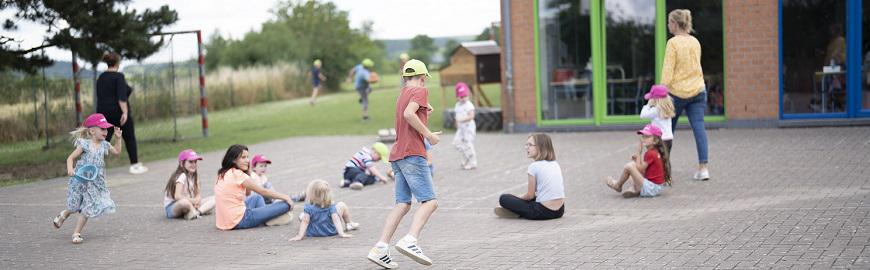 Des enfants jouent dans une cour de récréation