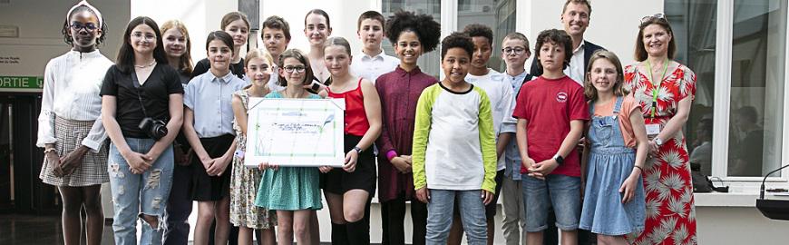 Les élèves de 6ème primaire de l'école communale de Longchamp à Uccle ont reçu le prix du parlement pour la thématique de genre lors du concours « Journalistes en herbe ».
© Jean Poucet