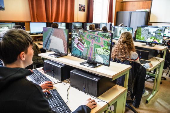 Les élèves de 3e et 4e secondaire bénéficient d’une « bouffée d’oxygène » à certains cours de bureautique. Sur le jeu vidéo Minecraft Education, ils sont sensibilisés au cyberharcèlement et à la cybersécurité.