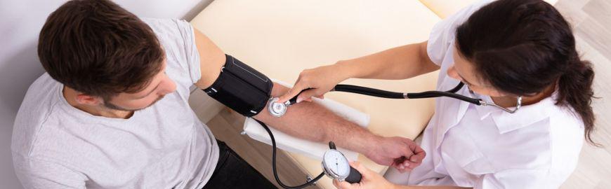 Une aide-soignante prend la tension d'un patient